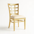Goldener Metallstuhl mit beigem Sitzpolster